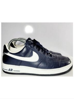 Nike Mens size 12 Classic Air Force 1 Low Top Sneakers.